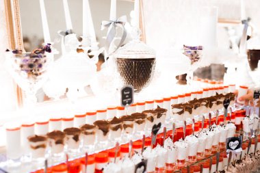 Bir büfe üzerinde pişmiş tatlı çeşitleri