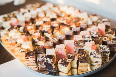 Enfes ve lezzetli bir tatlı masası ve resepsiyonda kapkek fotoğrafları.