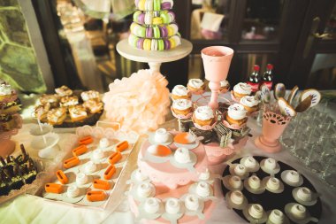 Düğün şekeri büfesinde lezzetli tatlılar, tatlılar, kekler.