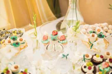 Bir büfe üzerinde pişmiş tatlı çeşitleri