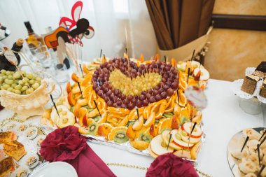 Düğün şekeri büfesinde lezzetli tatlılar, tatlılar, kekler.