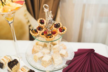 Enfes ve lezzetli bir tatlı masası ve resepsiyonda kapkek fotoğrafları.