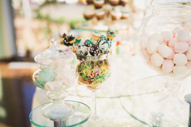 Enfes ve lezzetli bir tatlı masası ve resepsiyonda kapkek fotoğrafları.