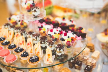 Bir büfe üzerinde pişmiş tatlı çeşitleri