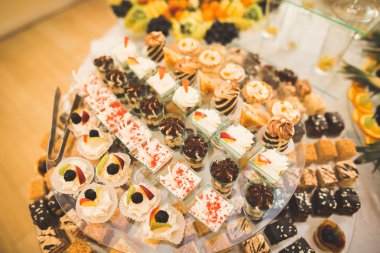 Düğün şekeri büfesinde lezzetli tatlılar, tatlılar, kekler.