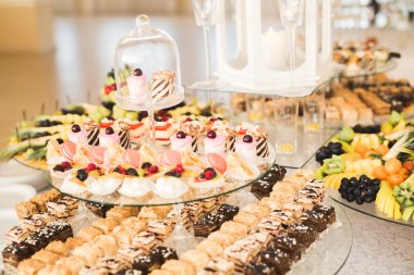 Enfes ve lezzetli bir tatlı masası ve resepsiyonda kapkek fotoğrafları.