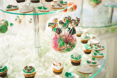 Bir büfe üzerinde pişmiş tatlı çeşitleri