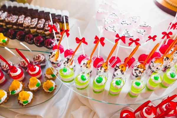 Delicious sweets on wedding candy buffet with desserts, cupcakes — Stock Photo, Image