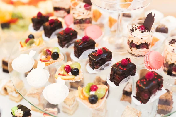 Heerlijke zoetigheden op bruiloft snoep buffet met desserts, cupcakes — Stockfoto