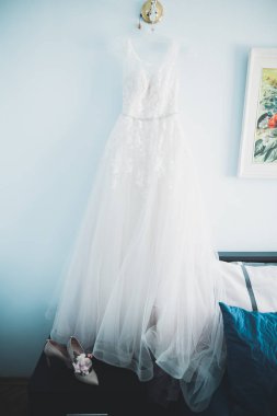 Gelinin odasında mükemmel bir gelinlik.