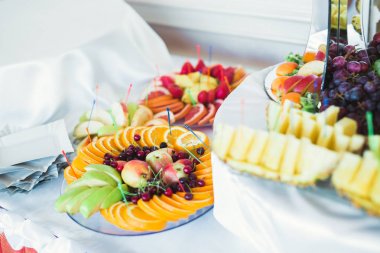 Çeşitli lezzetli tatlılar, yemek fikirleri ve kutlamalarla dolu bir büfe.