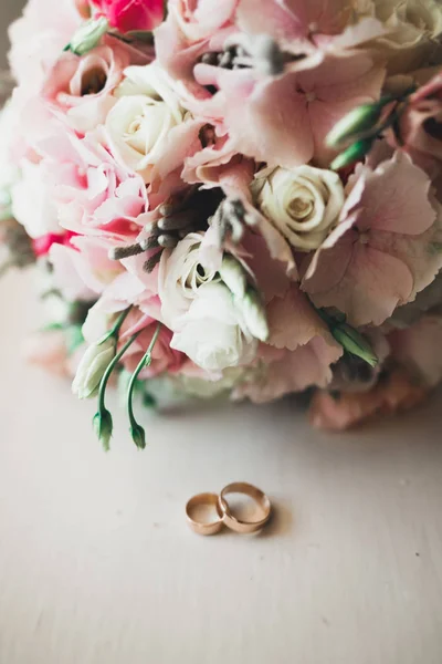 Dois anéis de casamento dourado conceito de fundo isolado — Fotografia de Stock