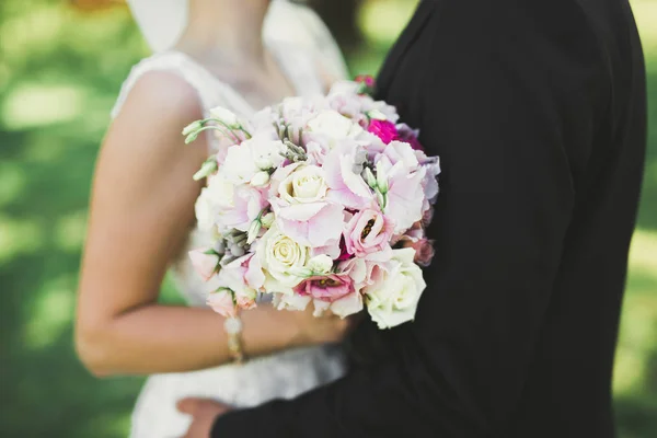 Perfektes Hochzeitspaar mit luxuriösem Blumenstrauß — Stockfoto