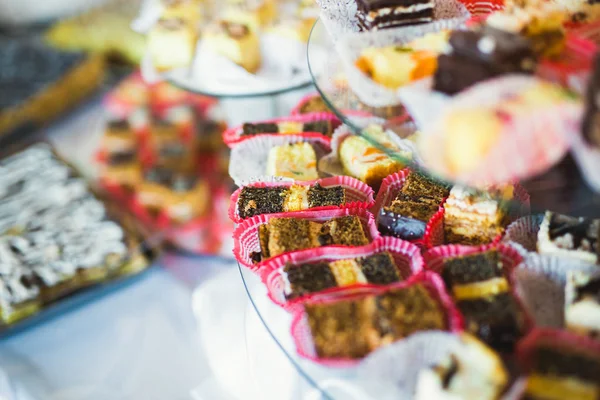 Buffet con una variedad de deliciosos dulces, ideas de comida, celebración — Foto de Stock