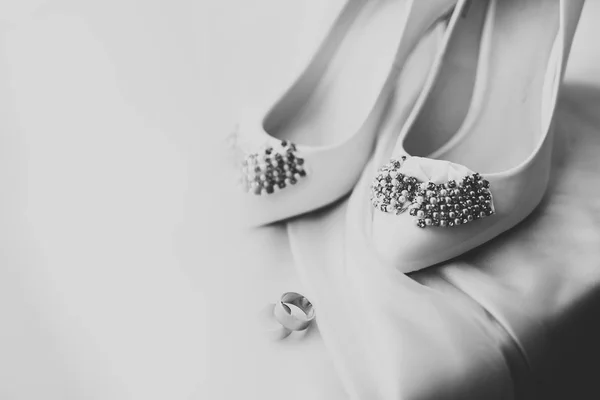 White stylish wedding shoes for bride. Close-up — Stock Photo, Image