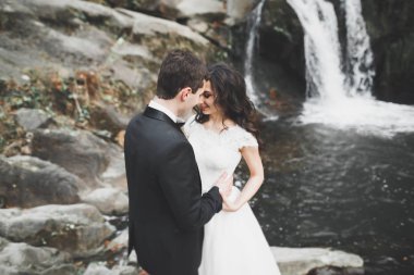 Gelin ve damat el ele tutuşuyor.