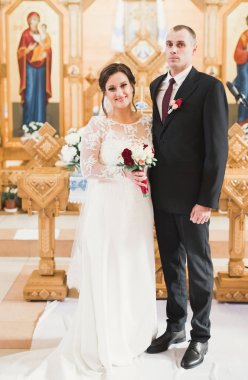 Törenden sonra kilisede poz veren evli çift.