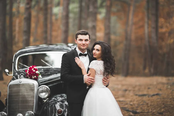 Acabo de casarme feliz pareja en el coche retro en su boda — Foto de Stock