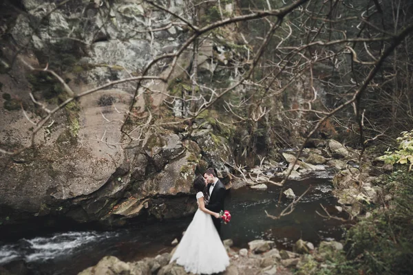 Свадебная пара, обнимание жениха и невесты, на открытом воздухе возле реки — стоковое фото