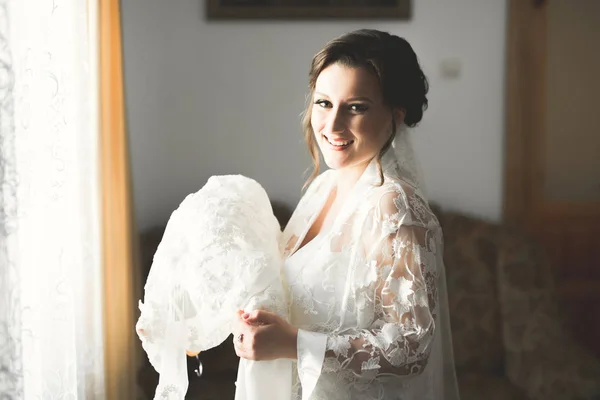 Mariée de luxe en robe blanche posant tout en se préparant pour la cérémonie de mariage — Photo