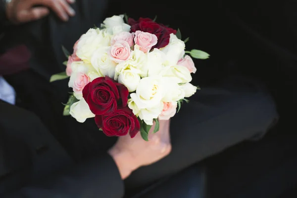 Красивий весільний букет з різними квітами, трояндами — стокове фото