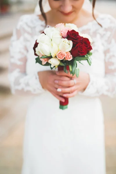 Braut hält großen und schönen Hochzeitsstrauß mit Blumen — Stockfoto