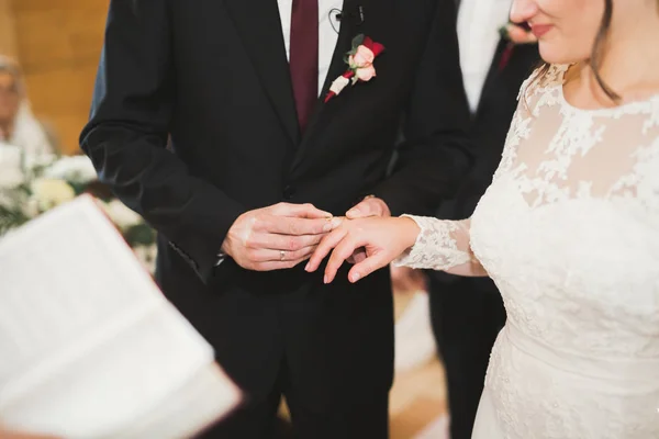 Noiva e noivo trocando alianças. Cerimônia oficial de casal elegante — Fotografia de Stock