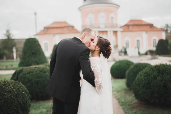 Casal romântico bonito casal de recém-casados abraçando perto do castelo velho — Fotografia de Stock