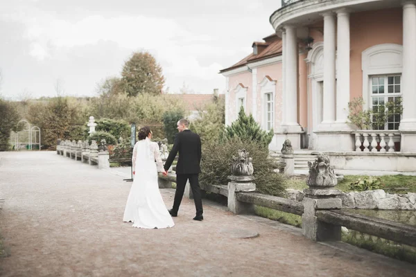 Casal romântico bonito casal de recém-casados abraçando perto do castelo velho — Fotografia de Stock