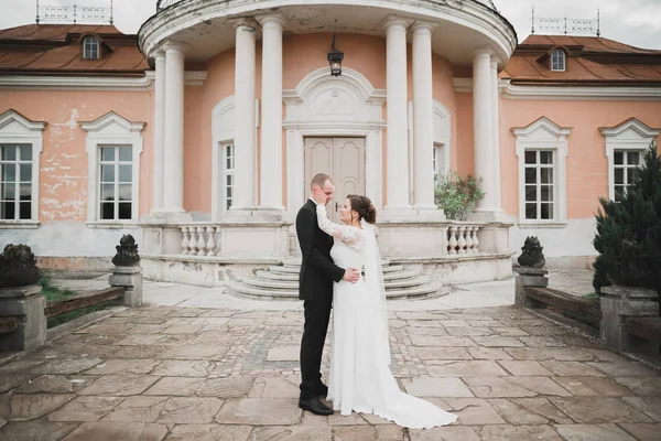 Incrível feliz suave elegante lindo casal caucasiano romântico no fundo antigo castelo barroco — Fotografia de Stock