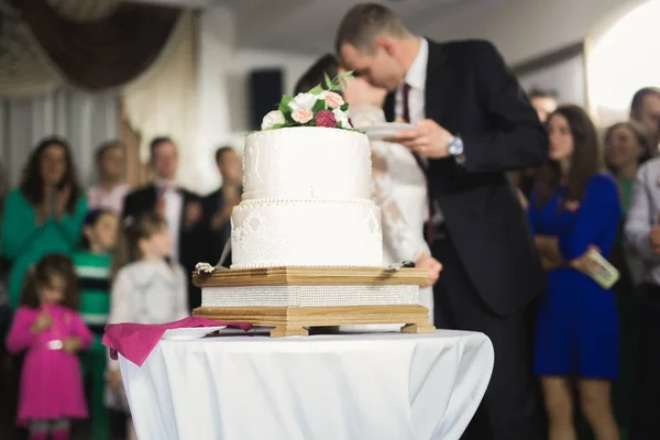 Bride and groom at wedding cutting the wedding cake — Stock Photo, Image