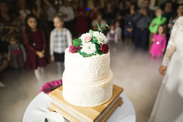 Pastel de boda decorado de lujo en la mesa — Foto de Stock