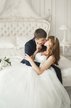 Genç bir çiftin şehvetli portresi. Açık hava.