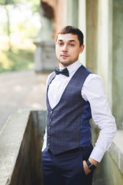 Genç ve yakışıklı bir adam iş toplantısından sonra bir otelde dinleniyor.