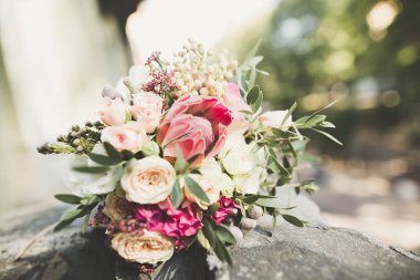 Farklı çiçeklerle güzel bir düğün buketi, güller