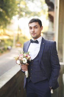 Genç ve yakışıklı bir adam iş toplantısından sonra bir otelde dinleniyor.