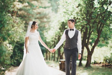 Mükemmel bir çift gelin ve damat düğün günlerinde poz verip öpüşürler.