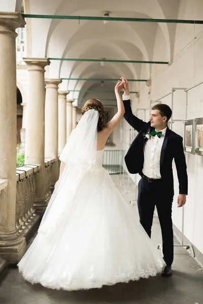 Pareja de matrimonio de lujo, novia y novio posando en la ciudad vieja —  Fotos de Stock