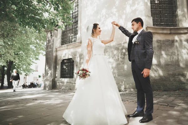 Prachtig bruidspaar wandelen in de oude stad Lviv — Stockfoto