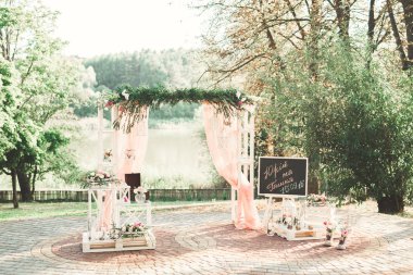 Düğün töreni için süslemeler. Güzel çiçekler.