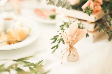 Düğün töreni için hazırlanmış bir restoranın içinde.