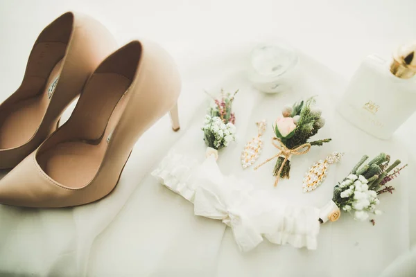 Λευκό κομψό γαμήλια παπούτσια για τη νύφη. Κοντινό πλάνο — Φωτογραφία Αρχείου
