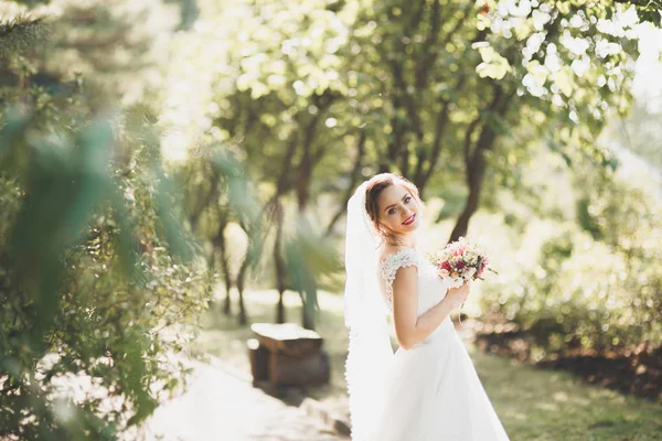 Pengantin wanita memegang buket pernikahan yang besar dan indah dengan bunga — Stok Foto