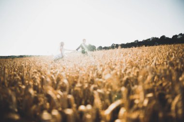 Duygusal güzel gelin, yeni evli damada yakın planda sarılıyor.