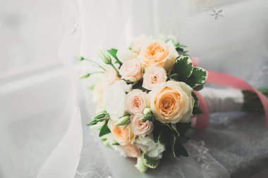 Farklı çiçeklerle güzel bir düğün buketi, güller