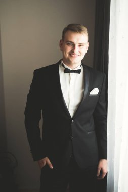 Genç ve yakışıklı bir adam iş toplantısından sonra bir otelde dinleniyor.