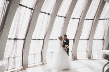 Genç bir çift, damat portresi olan güzel bir gelin.