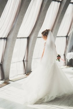 Zarif beyaz elbiseler içinde güzel bir gelin