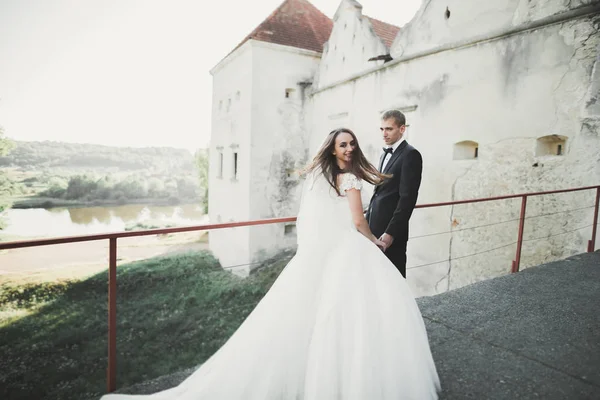 Casal romântico bonito casal de recém-casados abraçando perto do castelo velho — Fotografia de Stock