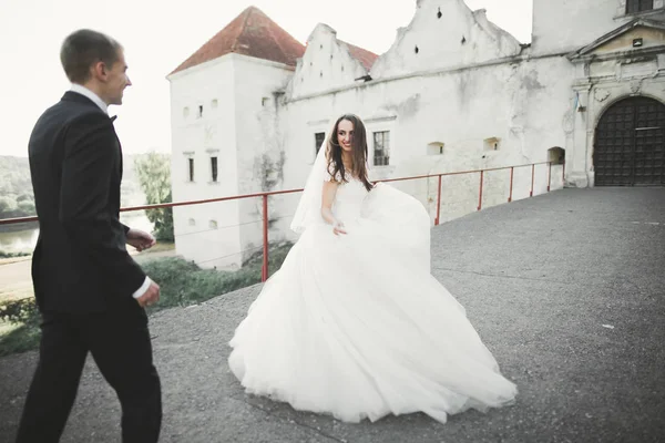 Vackra romantiska bröllop par nygifta kramar nära gamla slottet — Stockfoto